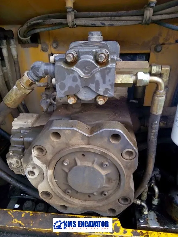 Bơm cao áp động cơ máy xúc đang được kiểm tra kỹ thuật