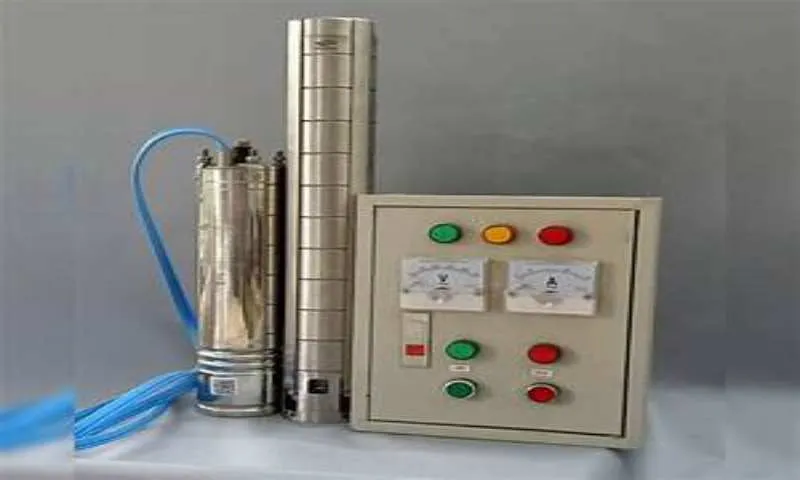 Thợ đang kiểm tra và tháo lắp máy bơm hỏa tiễn