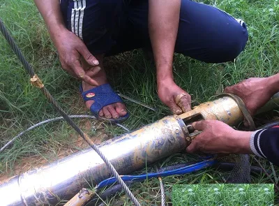 Hình ảnh chi tiết quá trình lắp đặt máy bơm hỏa tiễn, thể hiện các bước cần thiết để hoàn thành việc lắp tụ máy bơm.