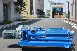 Hình ảnh máy bơm bùn trục vít công suất lớn trong môi trường công nghiệp