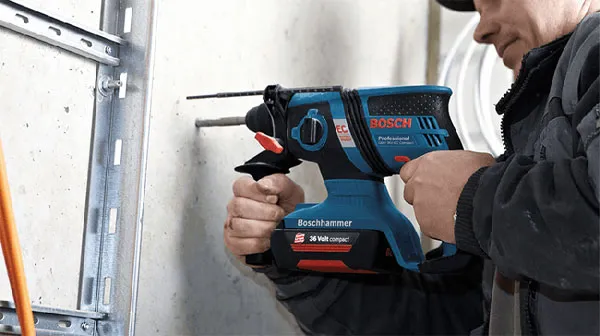 Máy khoan Bosch hoạt động hiệu quả khi đầu khoan không bị rơ lắc, đảm bảo an toàn