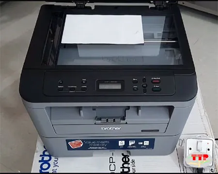 Đặt bản gốc lên mặt gương để sử dụng chức năng copy của máy in Brother DCP-L2520D