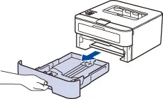 Thao tác kéo khay giấy ra khỏi máy in Brother HL L2321D để thiết lập khổ giấy