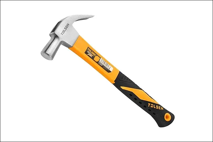 Hình ảnh búa sừng dê, dụng cụ cần thiết trong quá trình tạo lỗ mồi hoặc đóng mũi khoét để tháo vít bị kẹt hiệu quả.