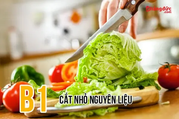 Cắt nhỏ nguyên liệu trước khi xay bằng máy xay sinh tố Super Blender