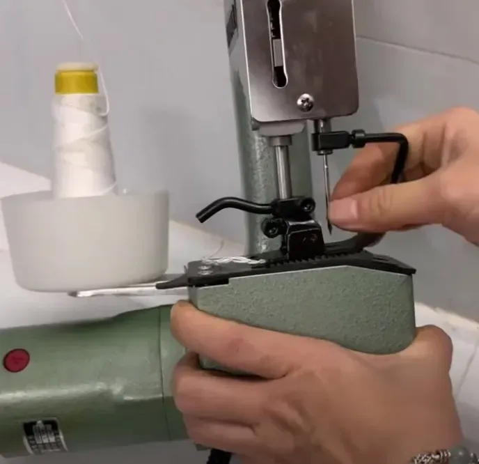 Đặt kim mới vào vị trí và cố định chắc chắn trên máy may bao cầm tay.