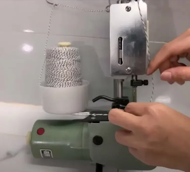 Hoàn tất bước 3 xỏ chỉ vào kim của máy may bao cầm tay, sẵn sàng sử dụng.