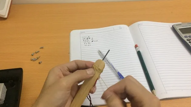 Cố định ruột bút chì bằng dây nịt