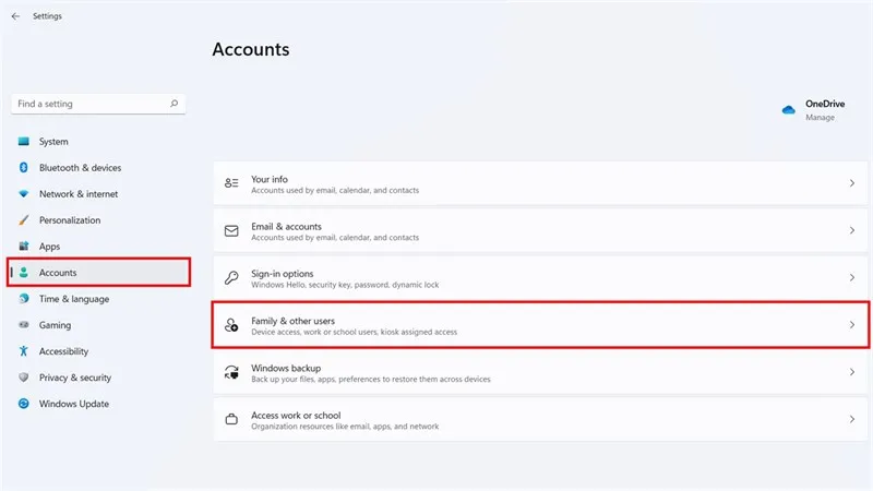 Giao diện Cài đặt trên Windows 11 với tùy chọn Hệ thống và Gia đình & người dùng khác