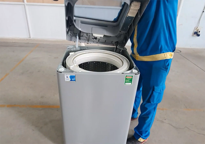 Nhấc mặt máy giặt Panasonic lên để tiếp cận van cấp nước