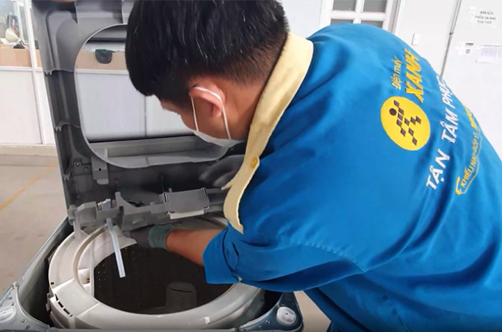 Tháo giá đỡ linh kiện máy giặt Panasonic để lộ van cấp nước