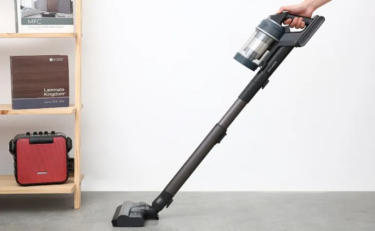 Để làm sạch hiệu quả, hãy di chuyển đầu hút sát bề mặt sàn, đảm bảo không bỏ sót bụi bẩn khi sử dụng máy hút bụi Samsung