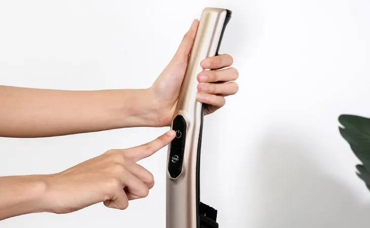 Máy hút bụi không dây Samsung VS03R6523J1/SV với nút điều khiển trên tay cầm, cho phép điều chỉnh tốc độ hút nhanh chóng và tiện lợi