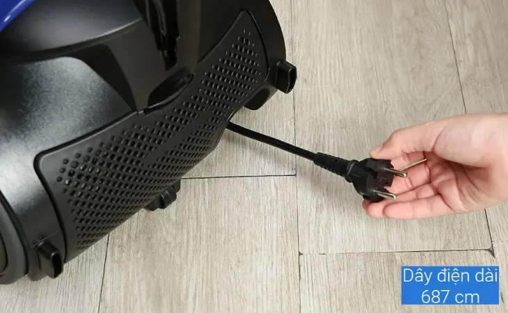 Kiểm tra dây nguồn và cắm vào ổ điện một cách nhẹ nhàng trước khi khởi động máy hút bụi dạng hộp Samsung VCC8836V36/XSV