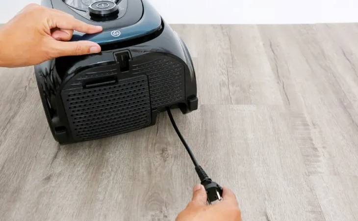 Người dùng cần rút dây điện máy hút bụi dạng hộp Samsung VC18M21M0VN/SV-N để đảm bảo an toàn trước khi lắp đặt phụ kiện