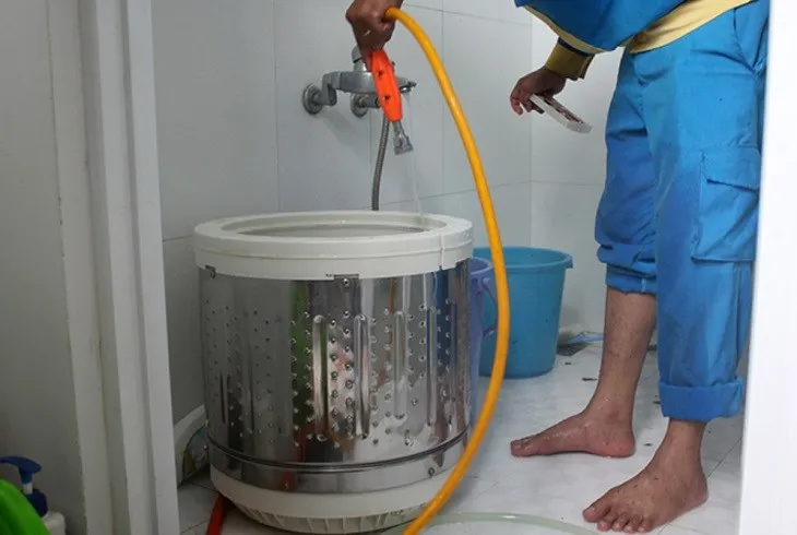 Điều chỉnh áp lực nước vừa phải để loại bỏ bụi bẩn