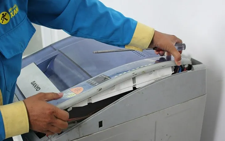 Tháo lắp bảng điều khiển cẩn thận để tránh bị đứt cáp dây điện