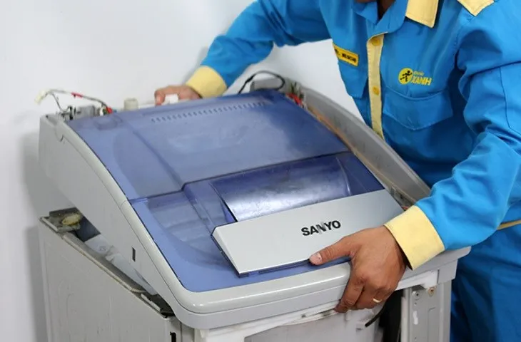 dùng tua-vít lần nữa để tháo vít và gỡ toàn bộ mặt trên của máy giặt