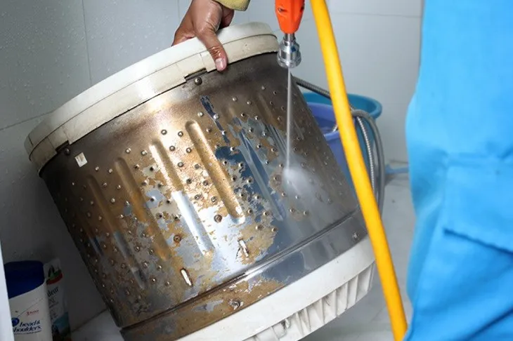 xịt rửa lồng giặt bên ngoài và bên trong, rồi xịt rửa mâm giặt