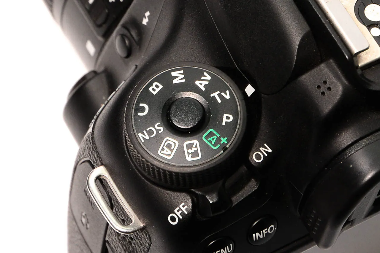 Vòng xoay chế độ trên máy ảnh DSLR, minh họa các biểu tượng Auto, P, S, A, M cho người mới học cách chỉnh chế độ chụp ảnh trên máy Nikon D5600