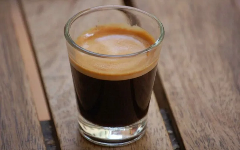 Espresso mang hương vị cà phê đậm đà, dư vị kéo dài, phù hợp với người có gu cà phê mạnh, ưa thích vị đắng