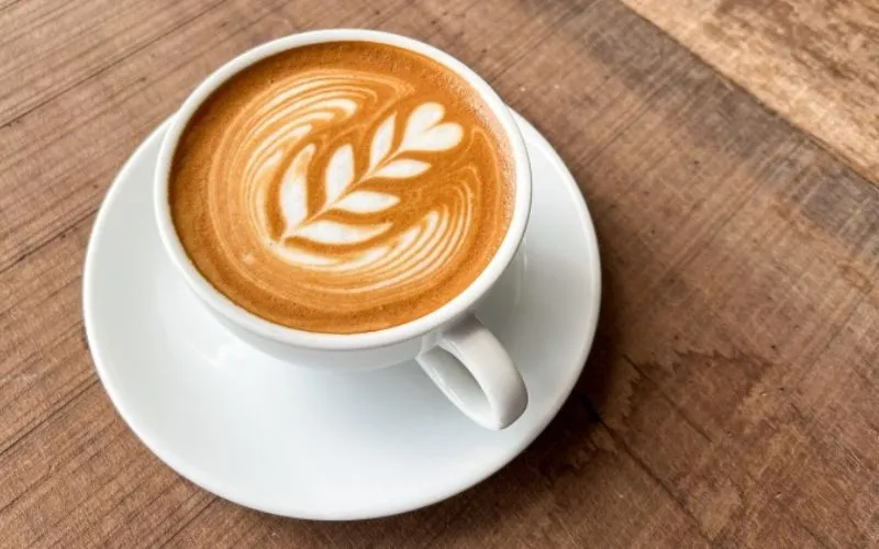Latte với hàm lượng sữa nhiều hơn capuchino, phù hợp với những ai mới tập tành uống cafe