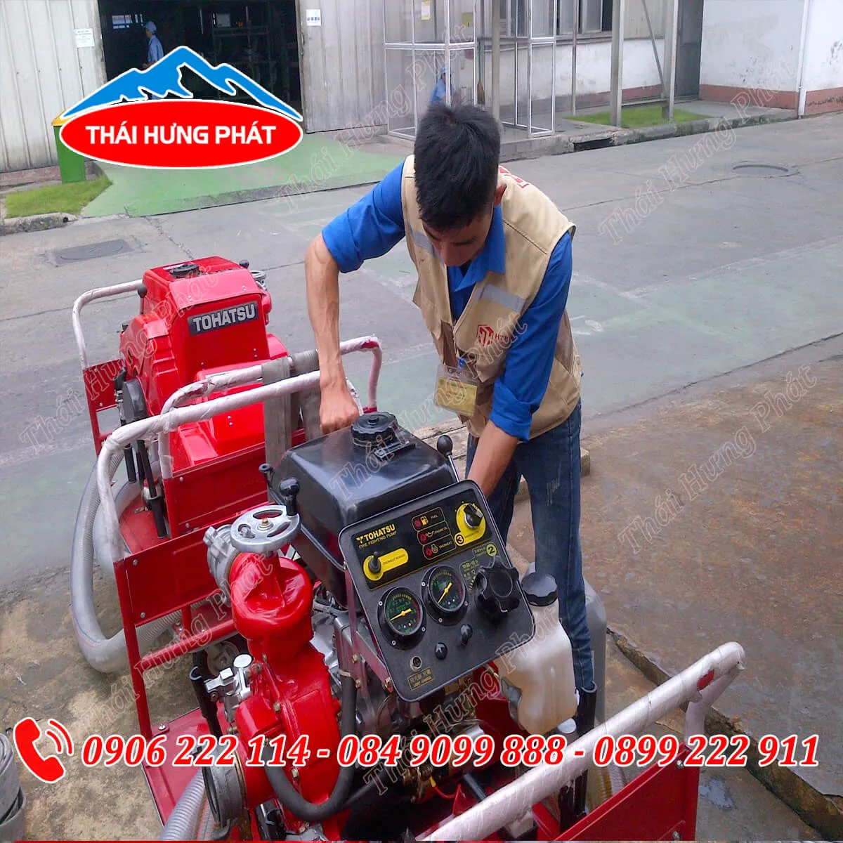 Chuyên gia cơ khí đang kiểm tra động cơ để sửa chữa máy bơm nước chạy bằng xăng