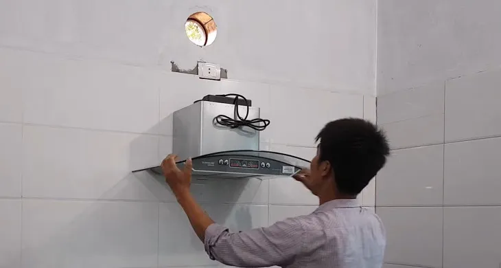 Thực hiện lắp đặt máy khử mùi gắn tường đúng chuẩn kỹ thuật