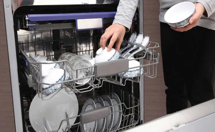 Xếp bát đĩa đúng cách vào giá đỡ máy rửa chén giúp tối ưu hiệu quả làm sạch và bảo vệ vật dụng.
