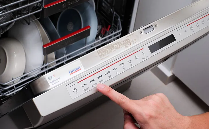 Lựa chọn chương trình rửa phù hợp trên máy rửa chén dựa trên số lượng và mức độ bẩn của bát đĩa.