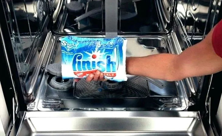 Đổ muối làm mềm nước đúng cách vào khoang chuyên dụng của máy rửa chén để đảm bảo hiệu quả làm sạch.