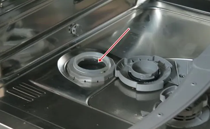 Bổ sung nước bóng (nước trợ xả) vào ngăn chứa riêng, đảm bảo chén đĩa khô ráo và sáng bóng sau khi rửa.