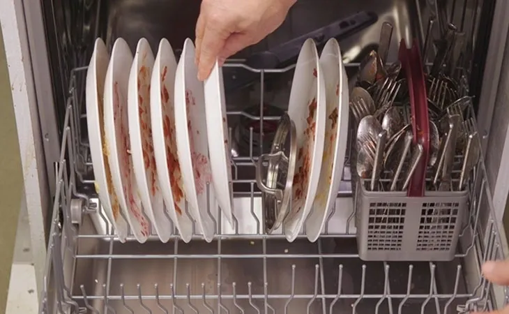 Sắp xếp chén bát đĩa hợp lý, loại bỏ thức ăn thừa trước khi cho vào máy rửa chén để tối ưu hóa quá trình làm sạch.