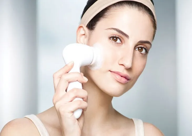 Hướng dẫn các bước sử dụng máy rửa mặt đúng cách, nhẹ nhàng trên da mặt.