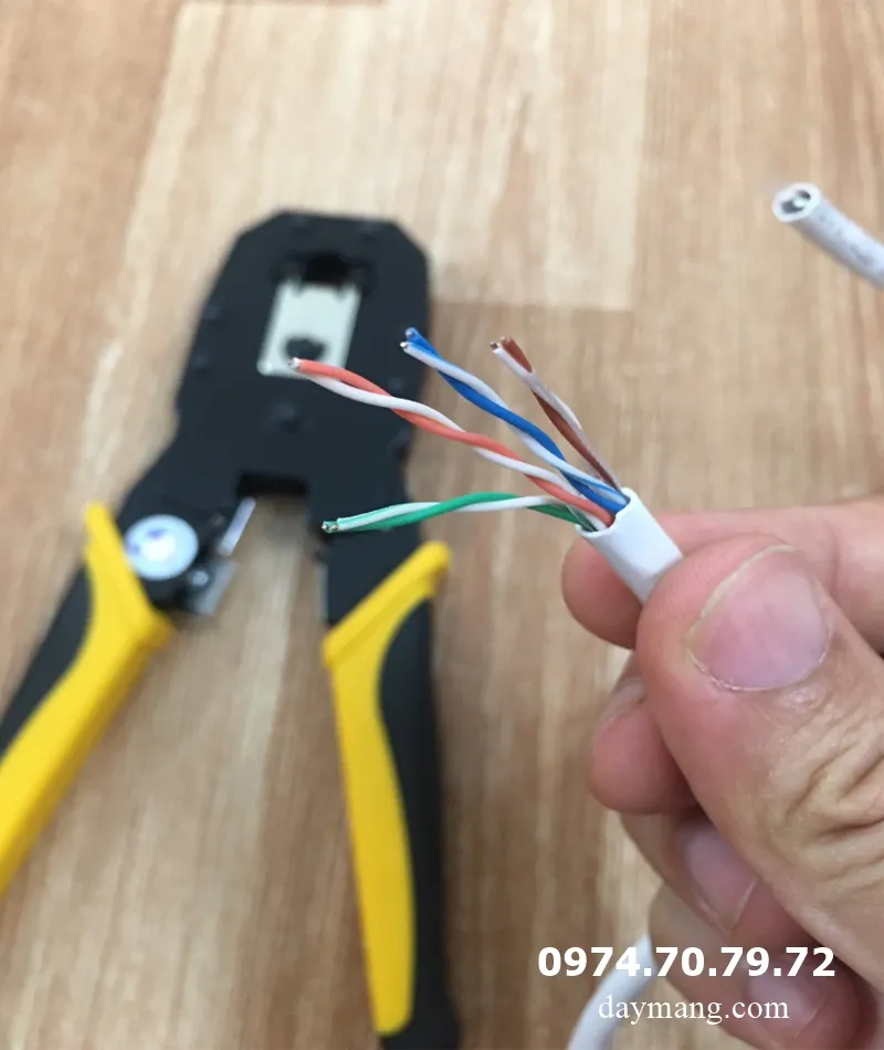 Kỹ thuật cắt lớp vỏ ngoài, bước đầu tiên trong thứ tự lắp dây mạng