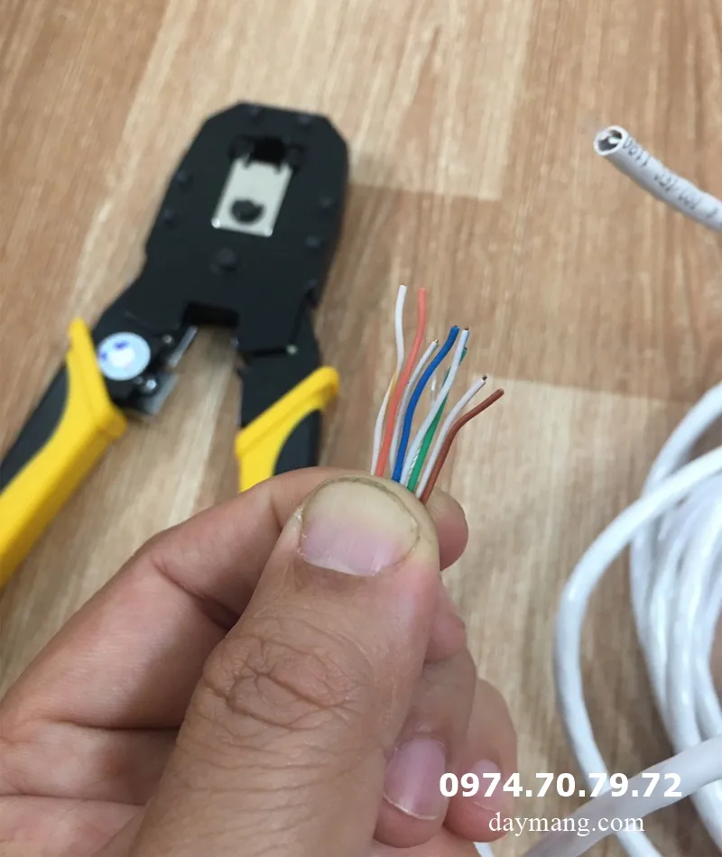 Sắp xếp 8 lõi dây đồng theo thứ tự lắp dây mạng T568B đã quy định