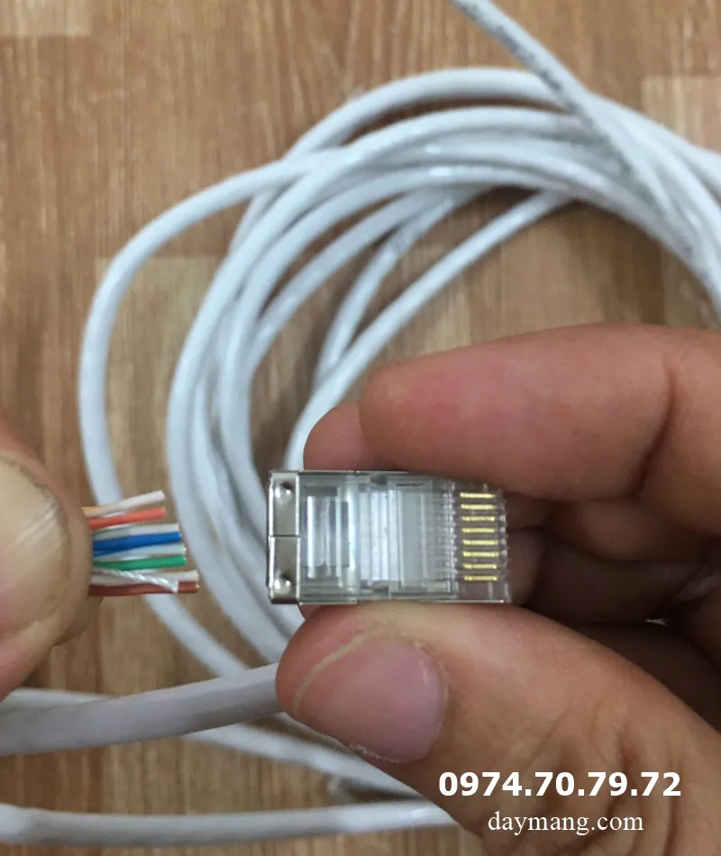 Đưa dây đã sắp xếp vào hạt mạng RJ45 đúng với thứ tự lắp dây mạng