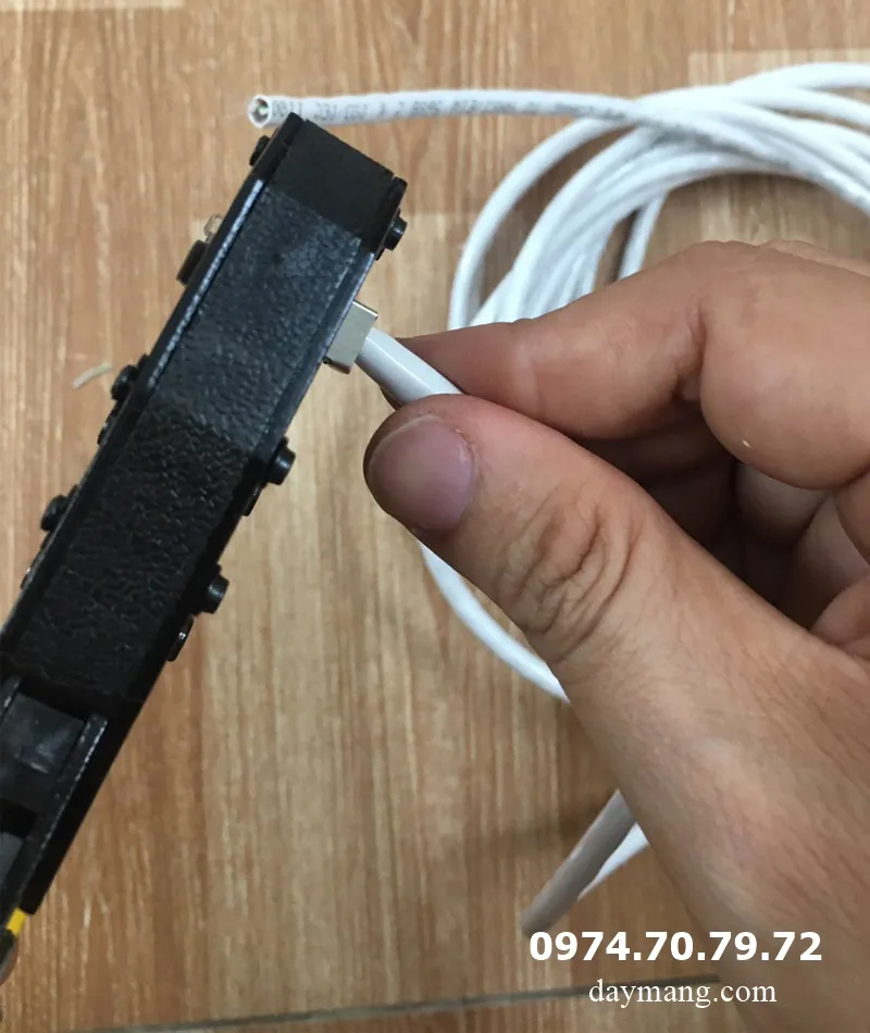 Bấm chặt hạt mạng RJ45 bằng kìm chuyên dụng, hoàn thành thứ tự lắp dây mạng một đầu
