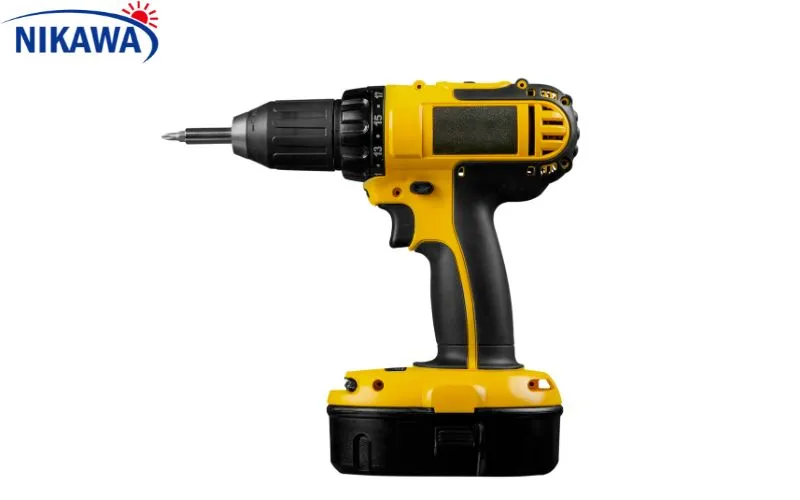 Máy khoan pin cũng có thể dùng được, miễn là đảm bảo đủ lực để xuyên qua