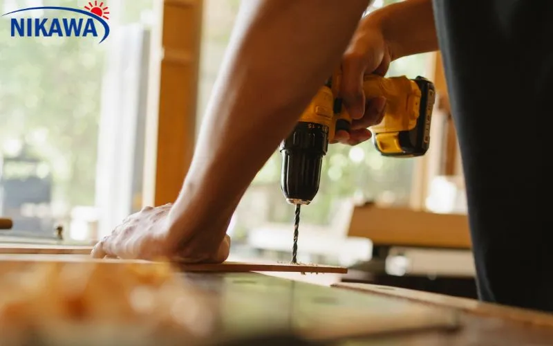 Luôn bắt đầu với tốc độ chậm và tăng dần nếu cần thiết khi khoan