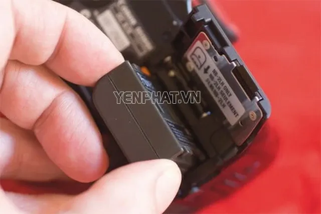 Tháo pin máy ảnh khỏi thân máy khi không sử dụng giúp kéo dài tuổi thọ