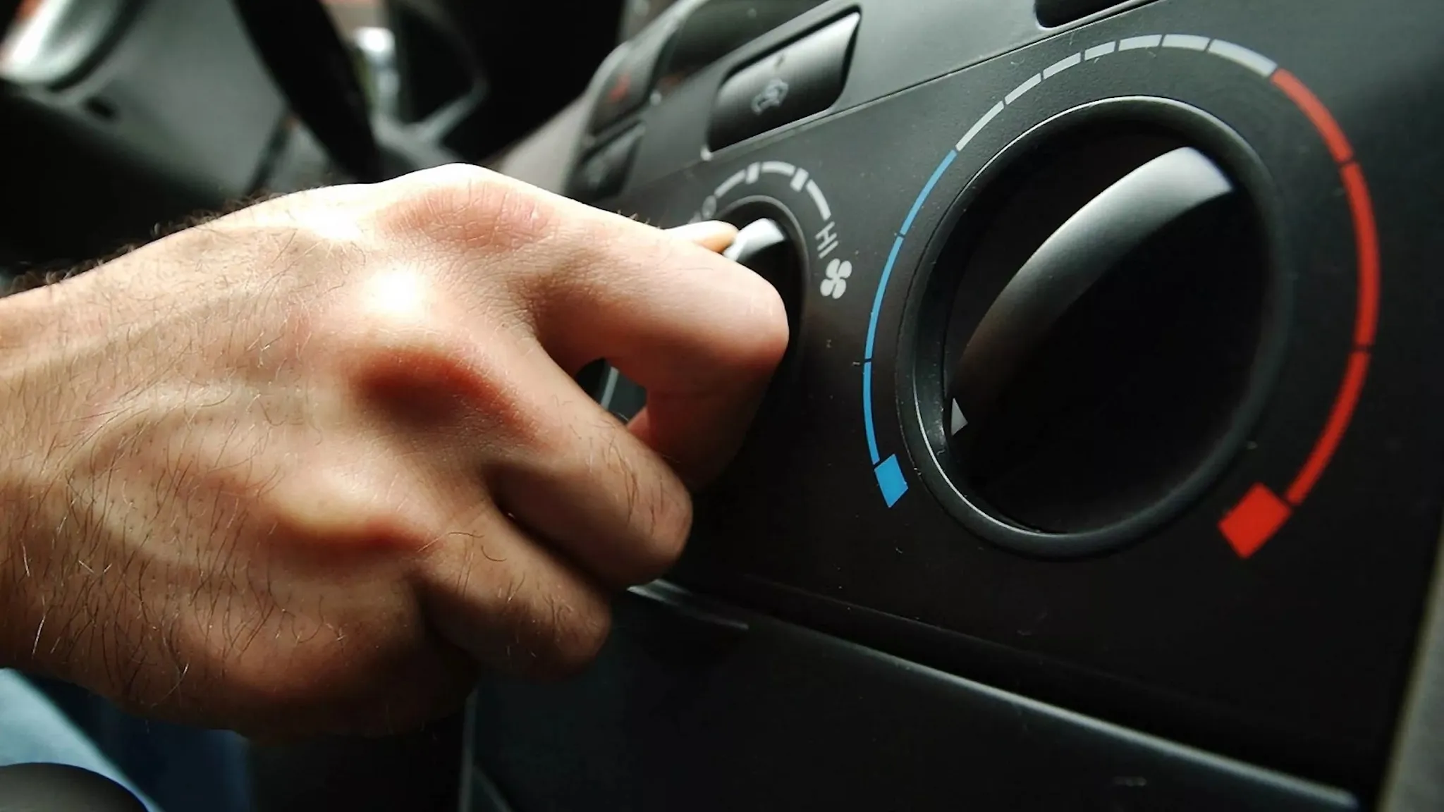 Người lái xe đang khởi động xe Chevrolet và chuẩn bị bật điều hòa