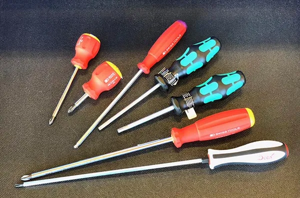 Các loại tua vít khác nhau với đa dạng đầu và kích thước
