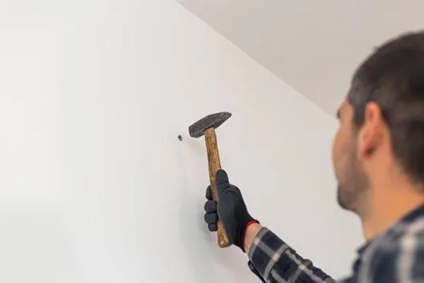 Quy trình tạo lỗ mồi bằng đinh và búa trước khi bắt vít