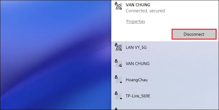 Một người dùng đang nhấn nút Disconnect để ngắt kết nối với mạng Wi-Fi hiện tại trên máy tính Lenovo, dừng việc truyền dữ liệu qua mạng không dây.