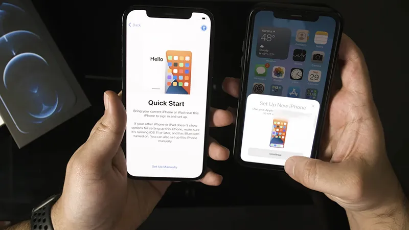 Bạn hãy đưa iPhone cũ và iPhone 12 mới lại gần nhau