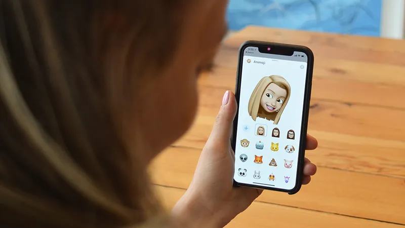 Hãy tạo ngay hình đại diện của riêng bạn với Memoji trên iPhone 12