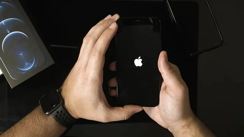 Nhấn giữ nút Nguồn để bật iPhone mới