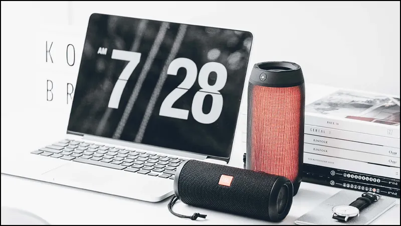 Màn hình khóa hiển thị ngày giờ và các tiện ích trên máy tính