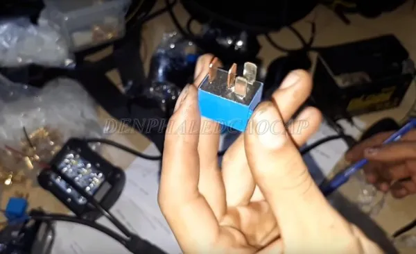 Sơ đồ chi tiết cách câu đèn LED xe máy vào bình ắc quy